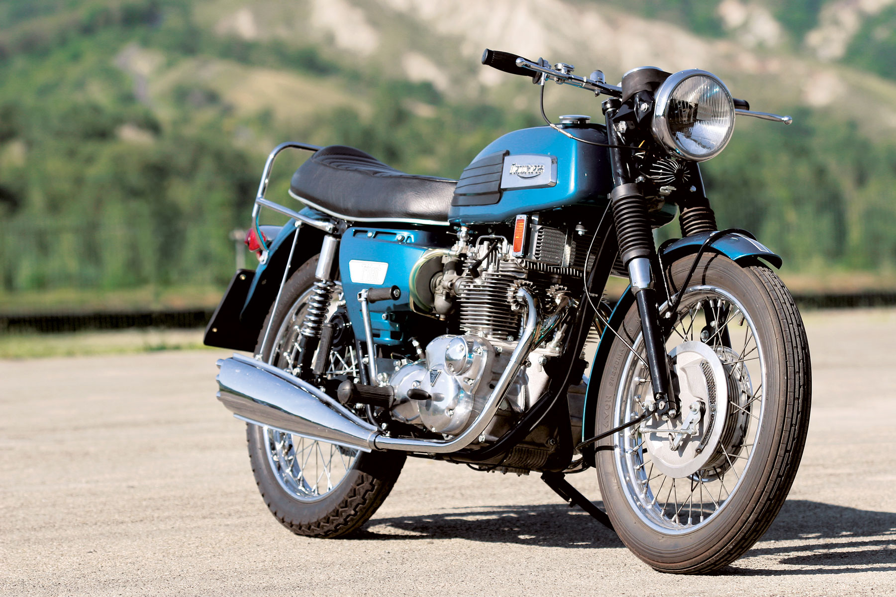 Triumph-Trident-lead-On-the-